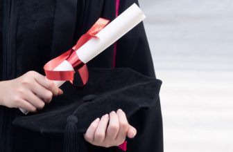 Las Mejores Opciones De Títulos De Teología Para Personas Mayores